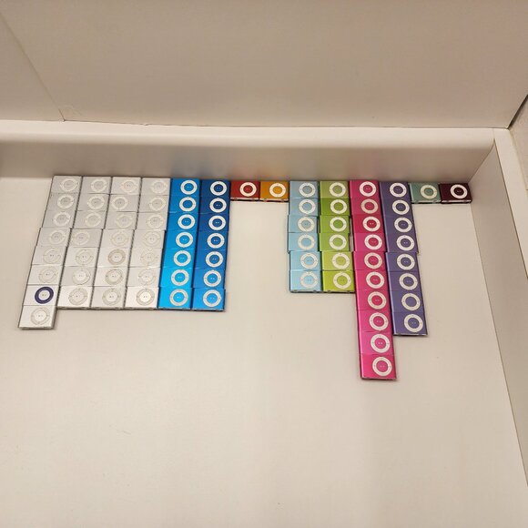 Apple iPod shuffle 2nd generation 1GB 2GB Various Color 1 Year warranty w/ acces - Picture 1 of 16